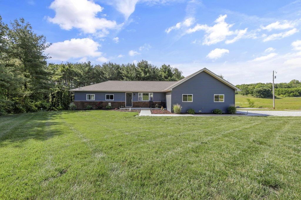 Photo of 5312 Cincinnati Zanesville Road NE, Lancaster, OH 43130 (MLS # 226020130)