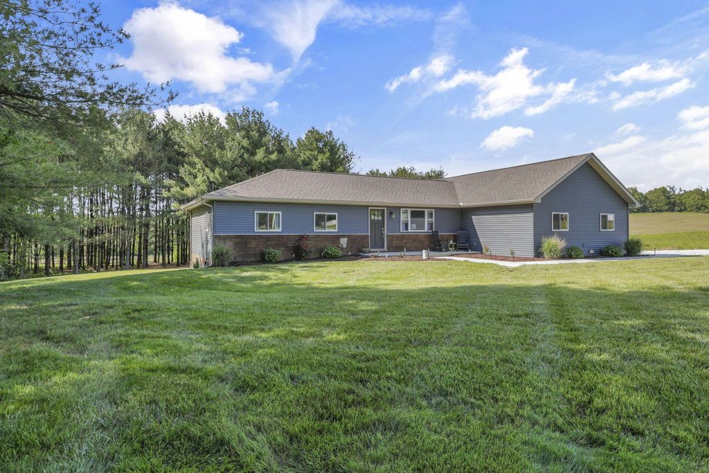 Photo of 5312 Cincinnati Zanesville Road NE, Lancaster, OH 43130 (MLS # 226020130)