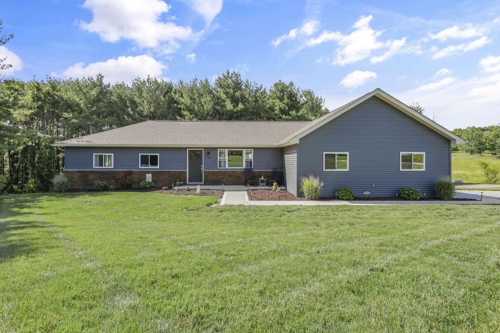 Photo of 5312 Cincinnati Zanesville Road NE, Lancaster, OH 43130 (MLS # 226020130)