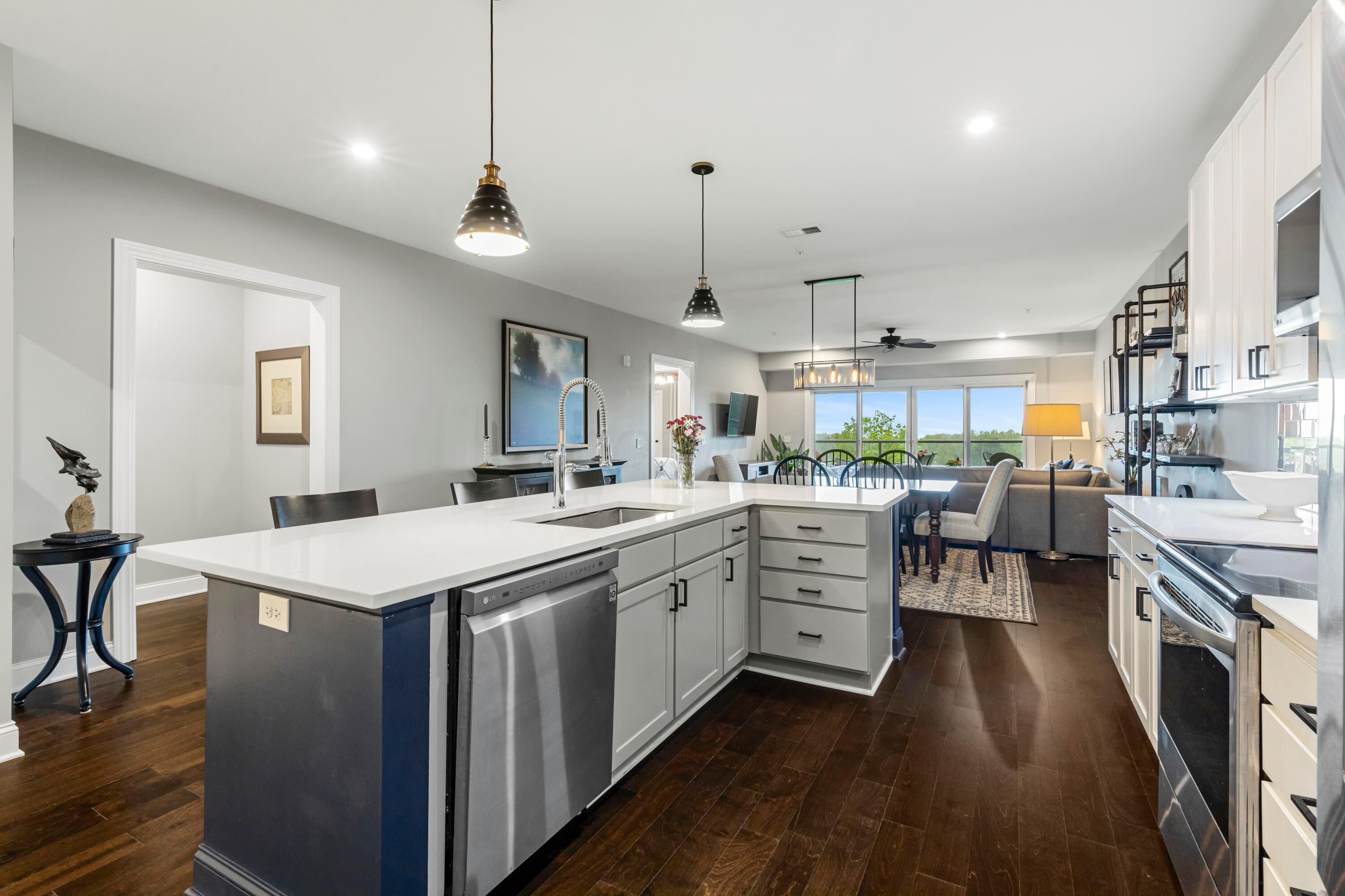 5317 Highpointe Lakes Drive #404, Westerville, Ohio image 2