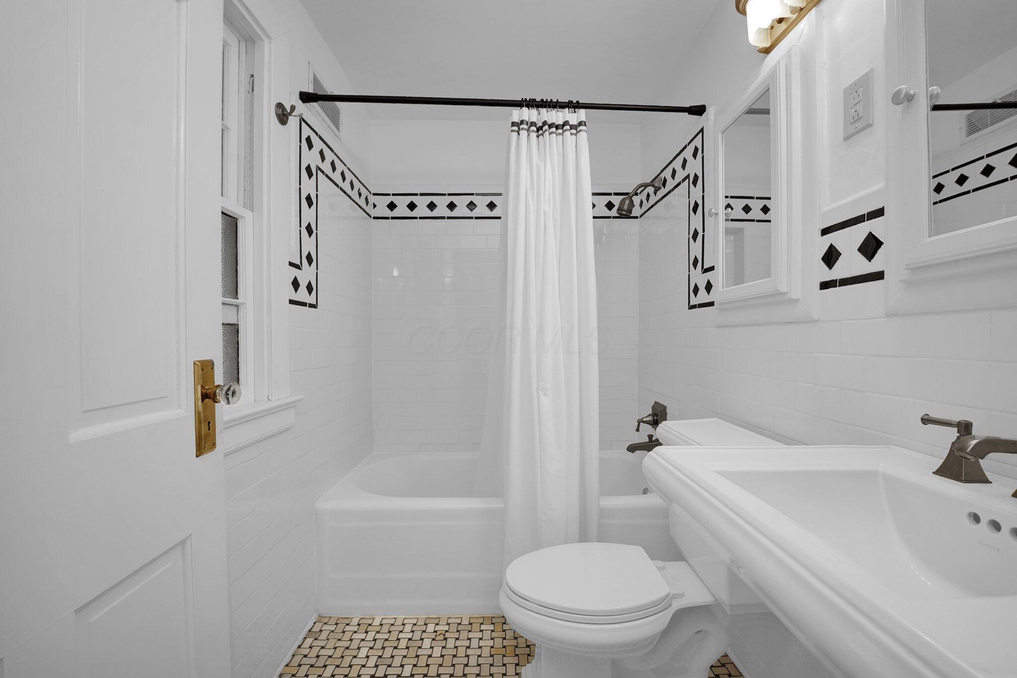Columbus, Ohio, 43202, United States, 4 Bedrooms Bedrooms, ,4 BathroomsBathrooms,Residential,Active,1748765