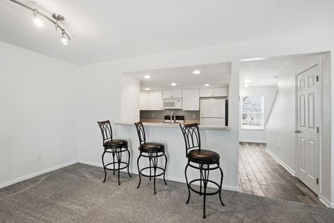 Tiny photo for 6336 Lakeview Drive E 19 #19, Grove City, OH 43123 (MLS # 226003090)