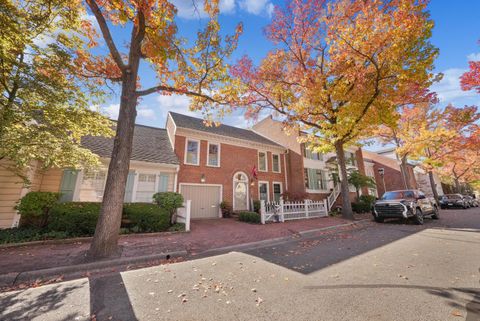 Photo of 2231 Atlee Court 12 #12, Columbus, OH 43220 (MLS # 225041338)