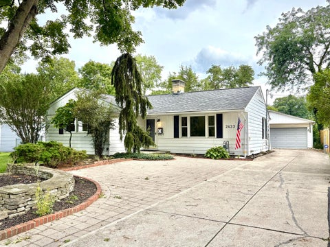 Photo of 2433 Fishinger Road, Upper Arlington, OH 43221 (MLS # 226030809)