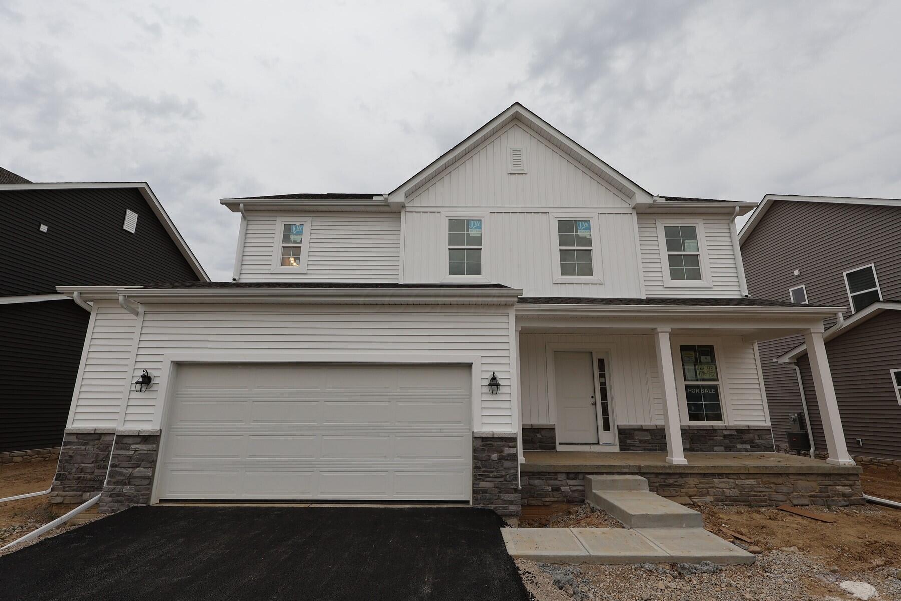 1096 Quarry Oak Drive, Grove City, Ohio image 1