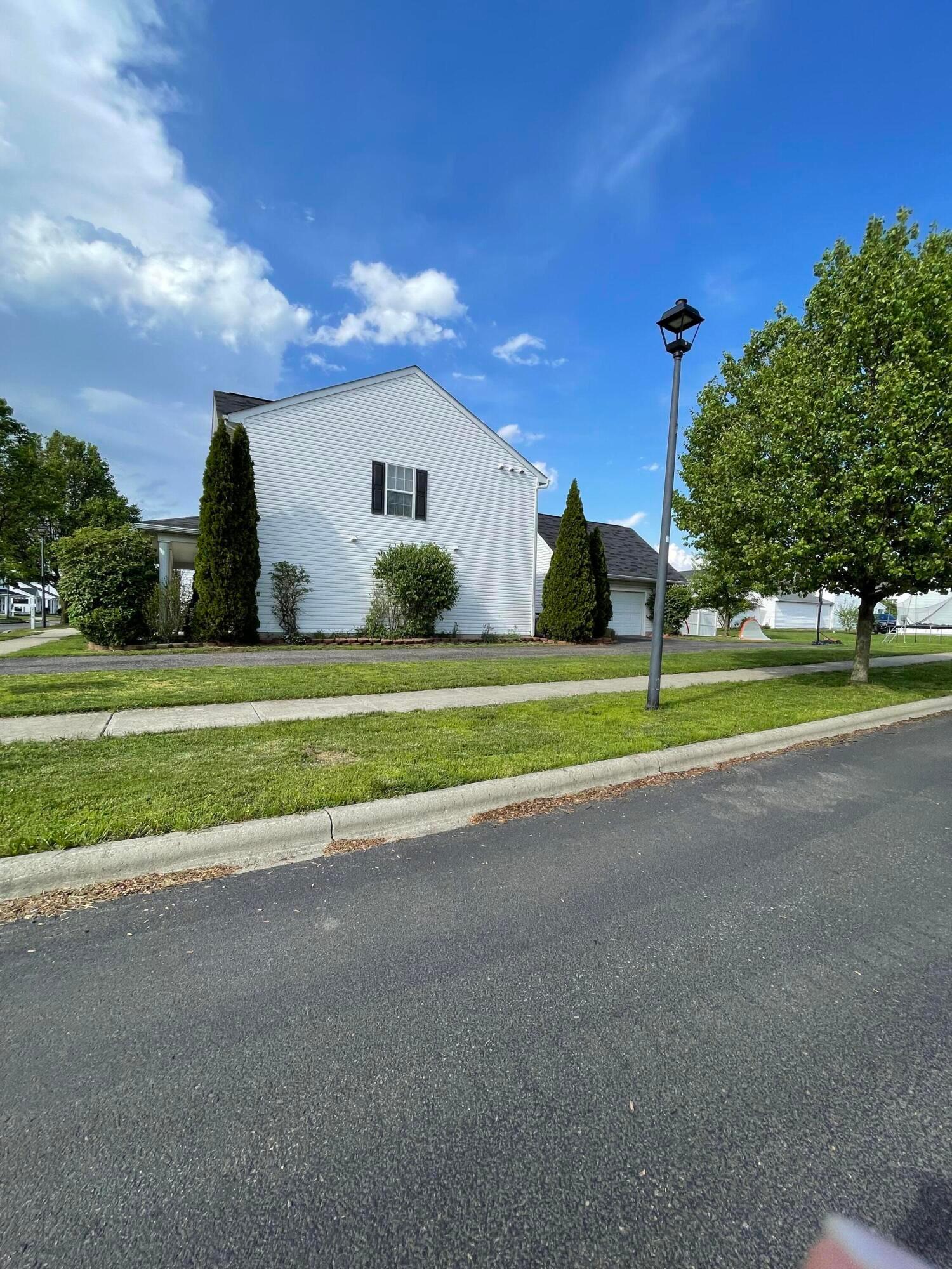 2526 Delowe Street, Grove City, Ohio image 2