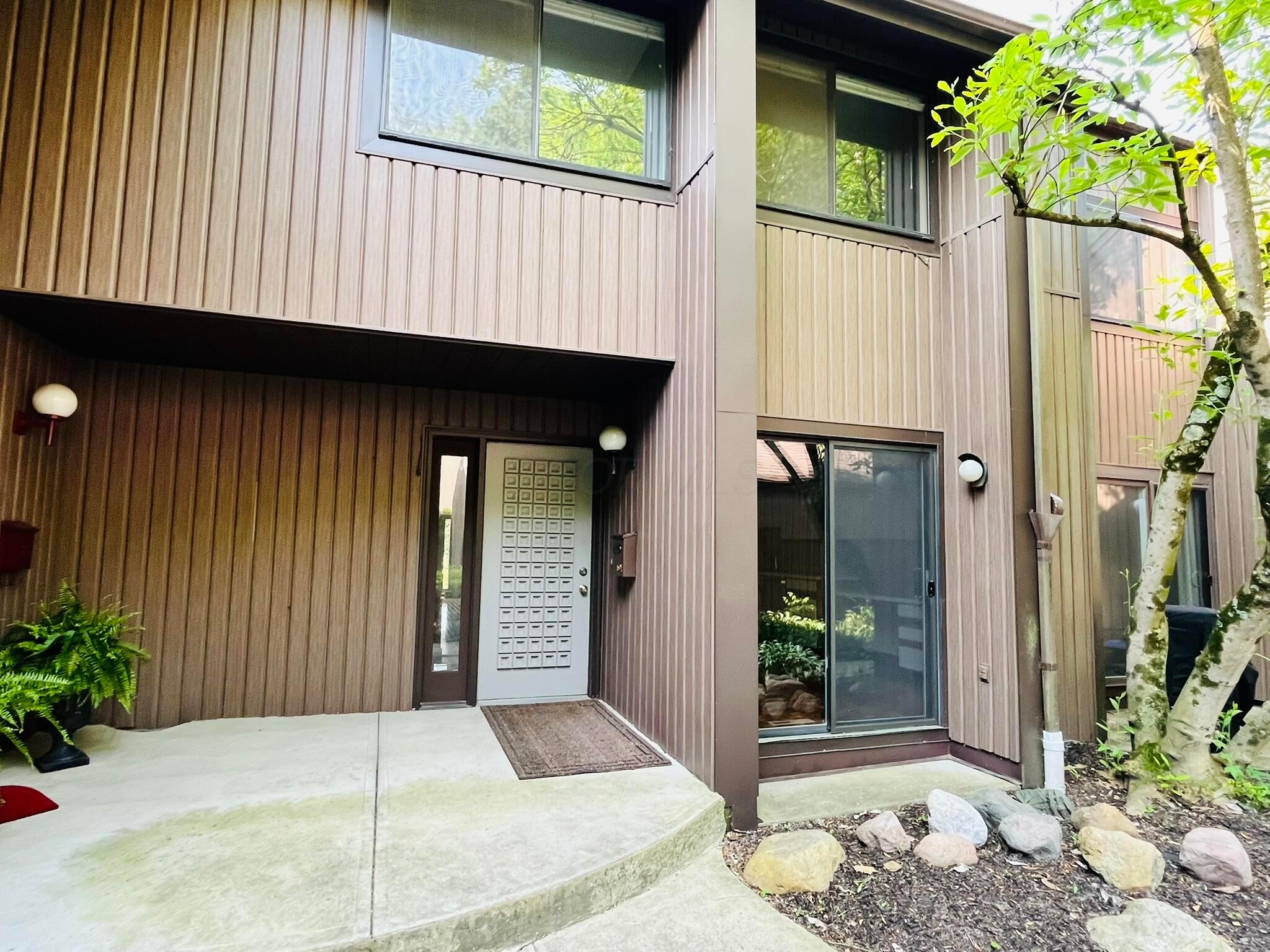 691 Tall Oaks Court, Newark, Ohio image 1