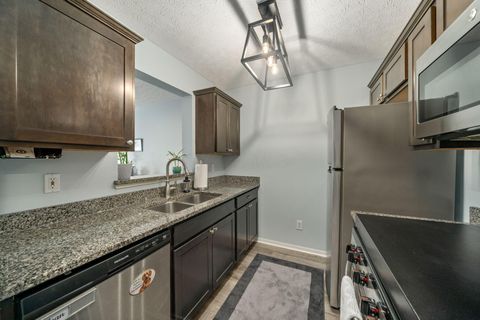 Tiny photo for 4043 Parkcove Drive 19A #19A, Columbus, OH 43230 (MLS # 226025908)