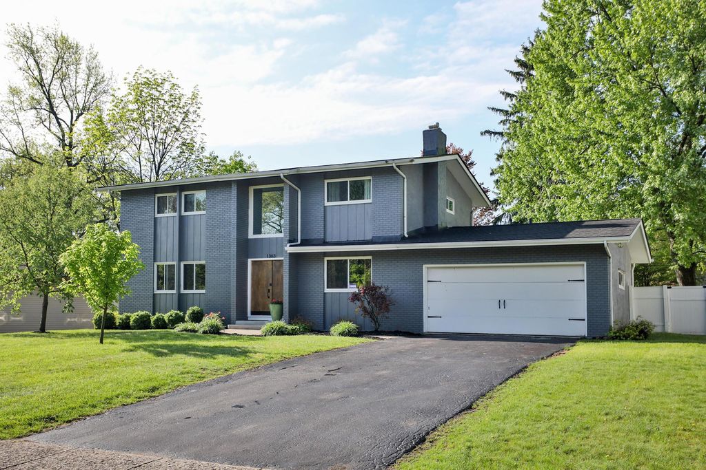 Photo of 1363 Castleton Road N, Columbus, OH 43220 (MLS # 226013584)