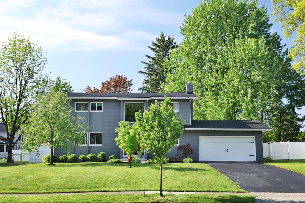 Photo of 1363 Castleton Road N, Columbus, OH 43220 (MLS # 226013584)