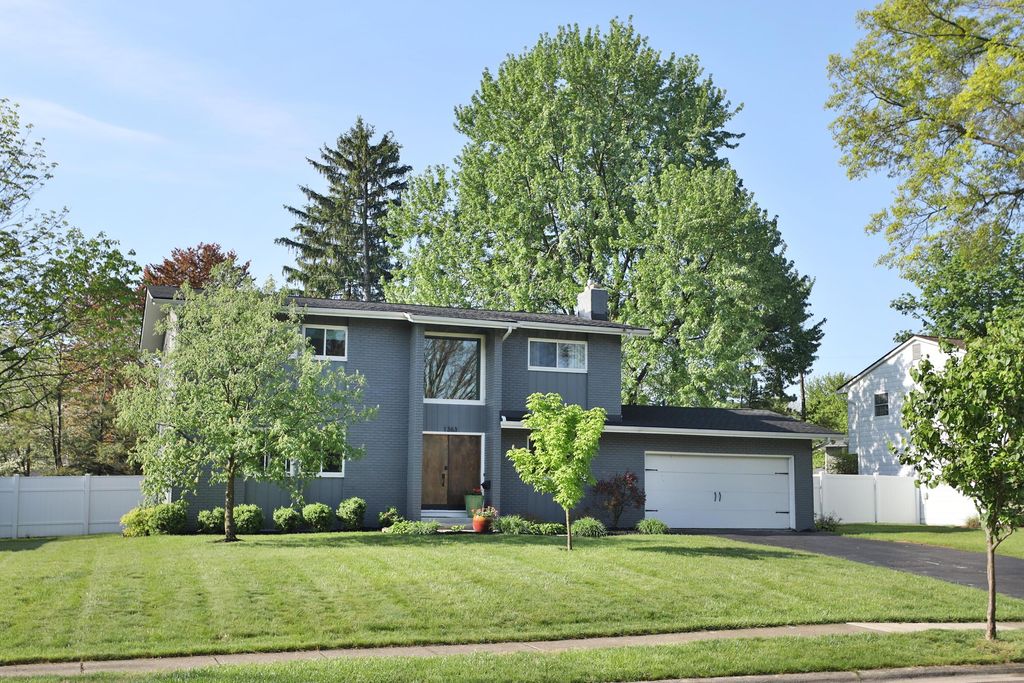 Photo of 1363 Castleton Road N, Columbus, OH 43220 (MLS # 226013584)