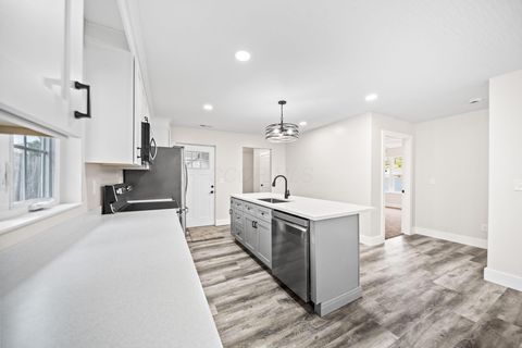 Tiny photo for 333 N 10th Street, Newark, OH 43055 (MLS # 225040311)
