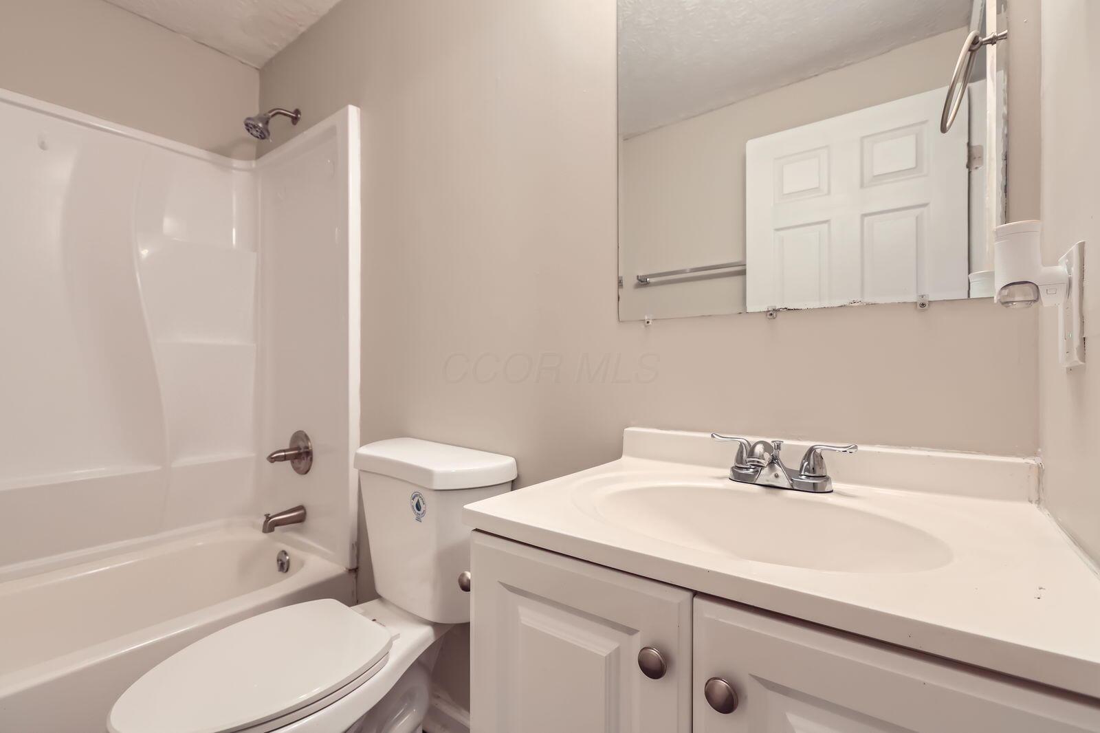 2424 Warfield Drive, Grove City, Ohio image 4