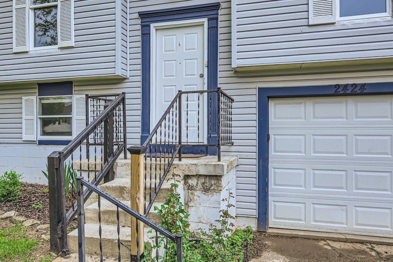 2424 Warfield Drive, Grove City, Ohio image 2
