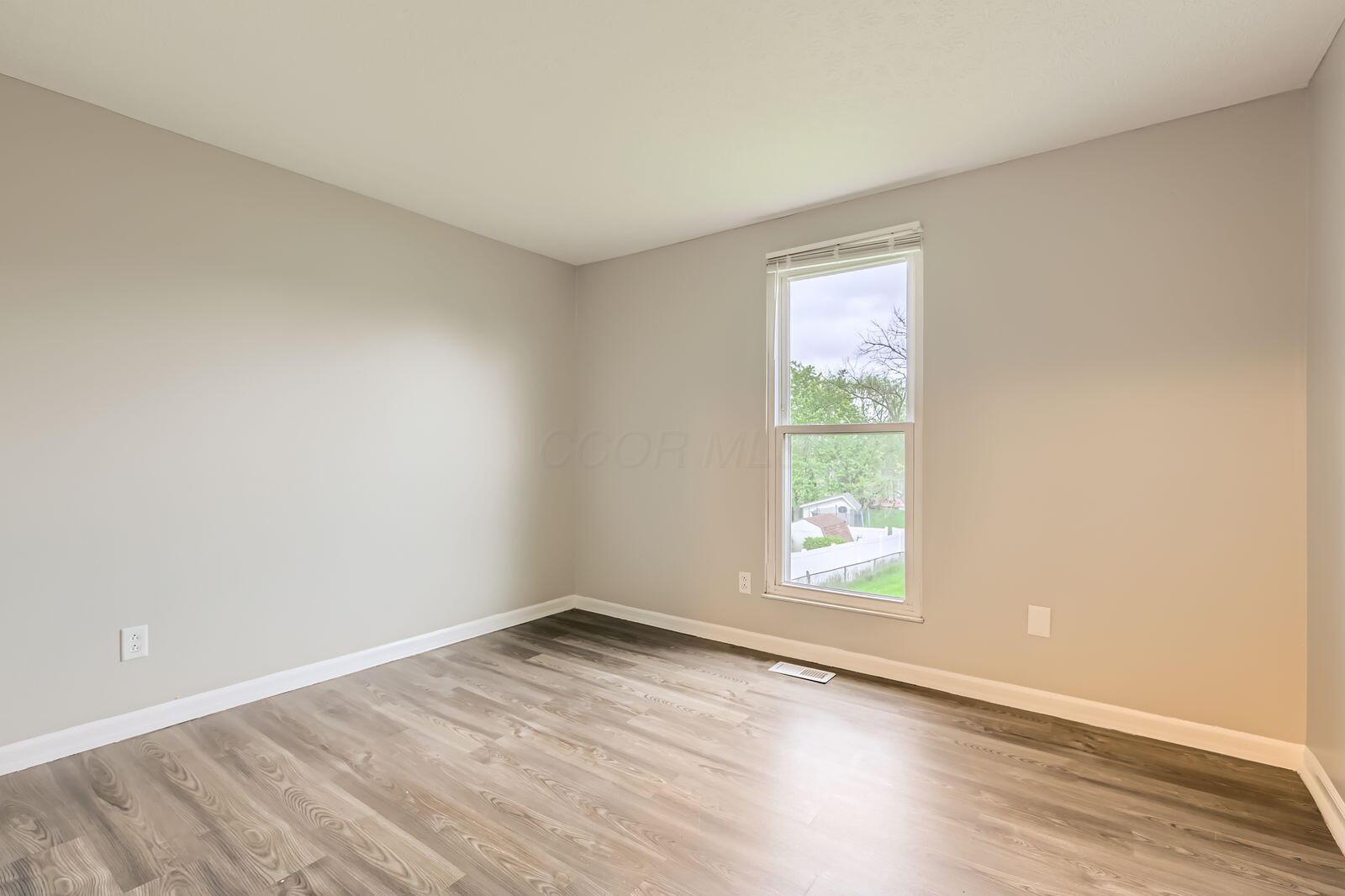 2424 Warfield Drive, Grove City, Ohio image 3