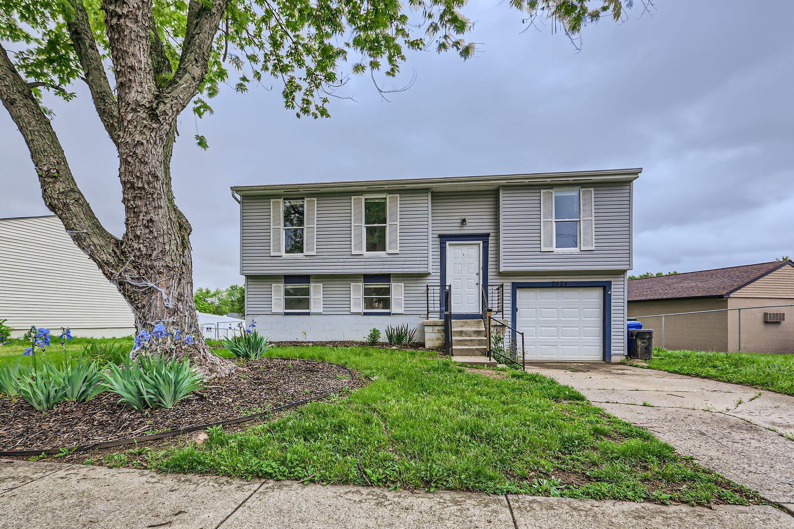 2424 Warfield Drive, Grove City, Ohio image 1
