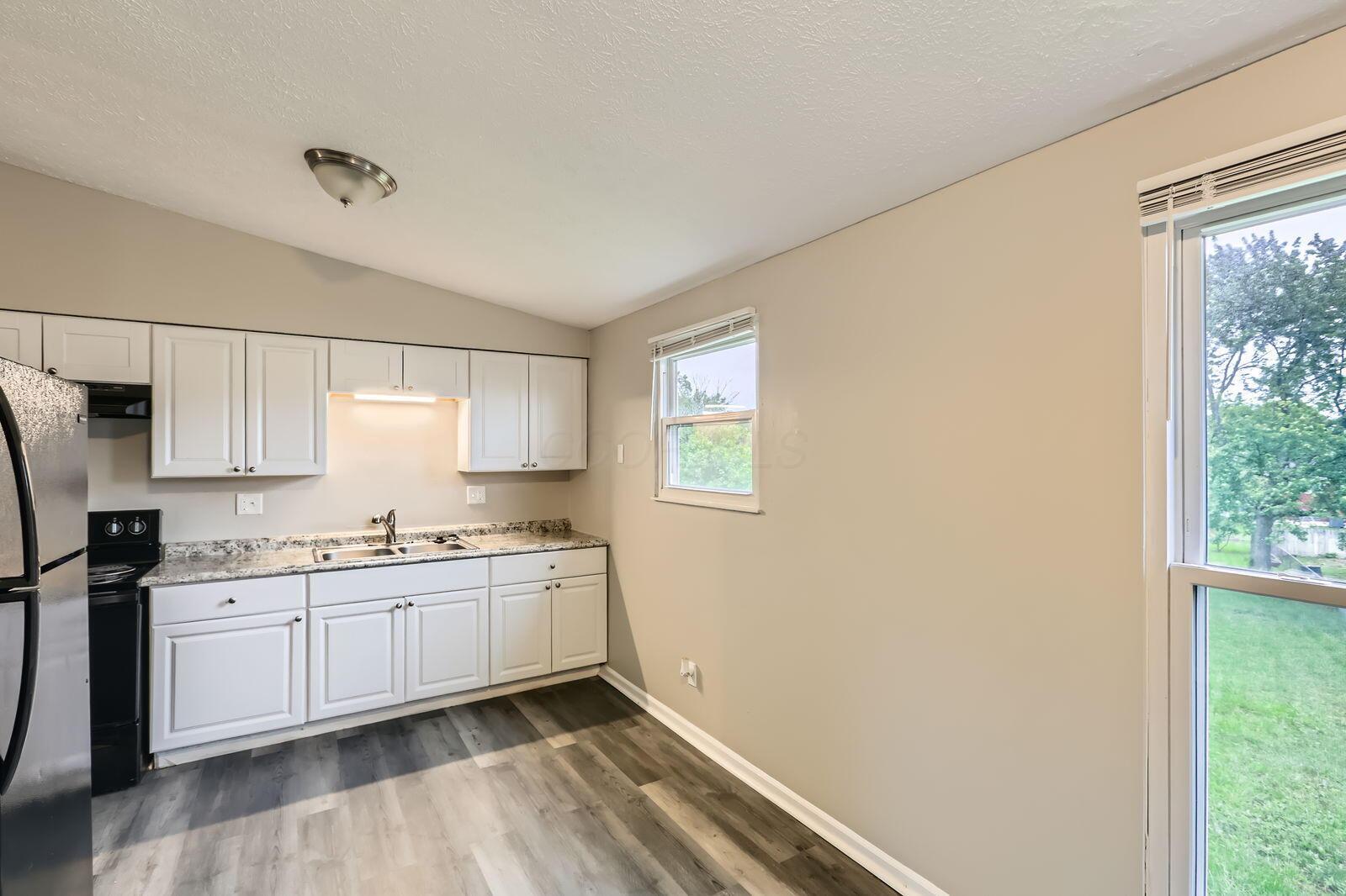 2424 Warfield Drive, Grove City, Ohio image 8