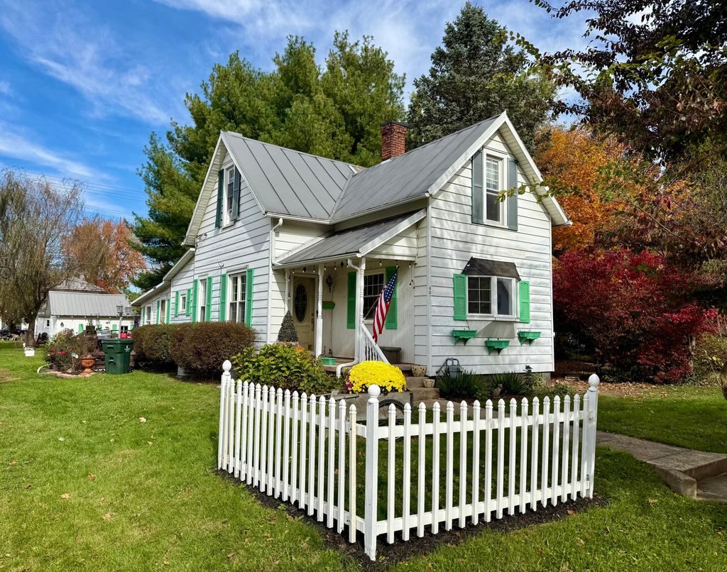 Photo for 407 Ridgewood Avenue, Mount Vernon, OH 43050 (MLS # 225041081)