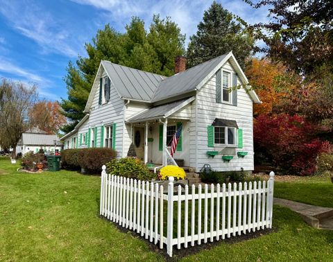 Photo of 407 Ridgewood Avenue, Mount Vernon, OH 43050 (MLS # 225041081) Photo of 407 Ridgewood Avenue, Mount Vernon, OH 43050 (MLS # 225041081)