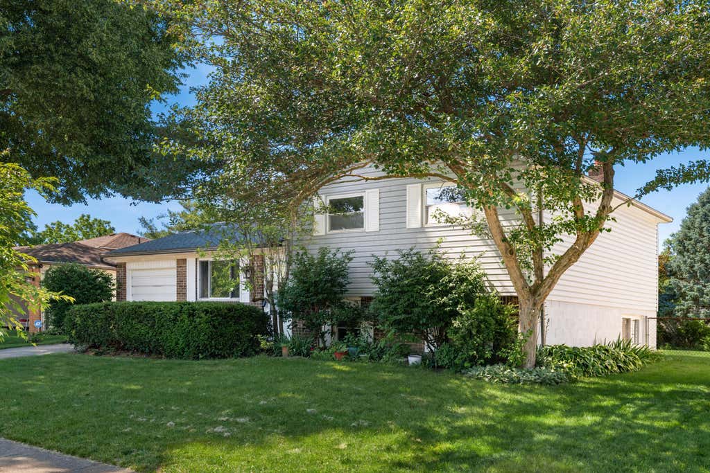 Photo of 2076 Queensbridge Drive, Columbus, OH 43235 (MLS # 226020622)