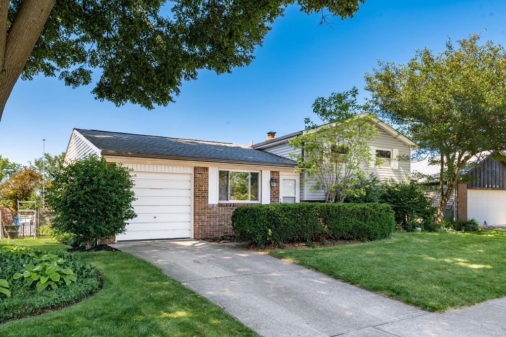 Photo of 2076 Queensbridge Drive, Columbus, OH 43235 (MLS # 226020622)