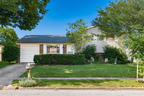Photo of 2076 Queensbridge Drive, Columbus, OH 43235 (MLS # 226020622)
