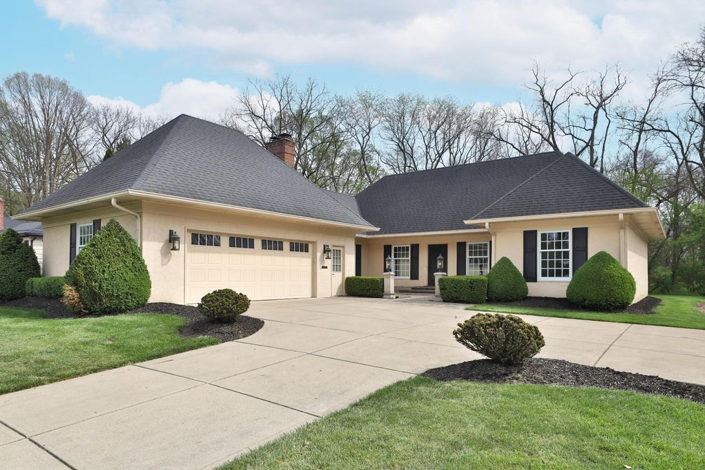 Photo of 309 Melbourne Place, Worthington, OH 43085 (MLS # 226012381)