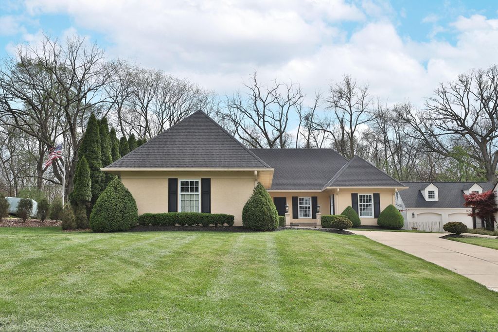 Photo of 309 Melbourne Place, Worthington, OH 43085 (MLS # 226012381)
