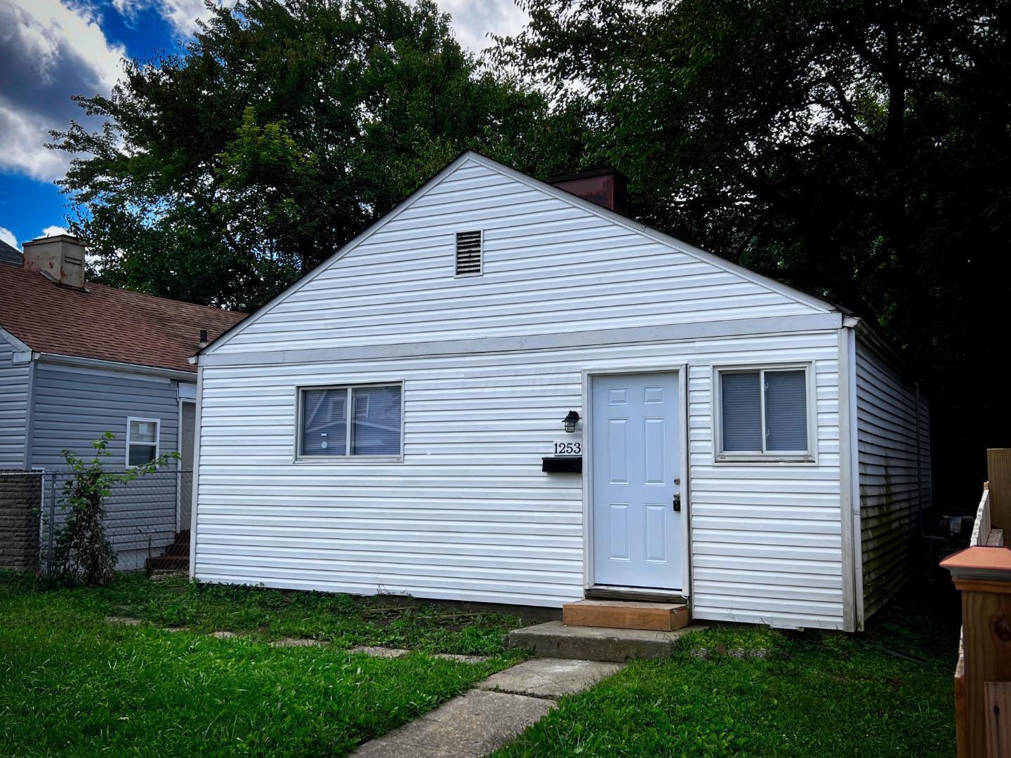 Columbus, Ohio 43211, United States, 2 Bedrooms Bedrooms, ,1 BathroomBathrooms,Residential,Pending,89679