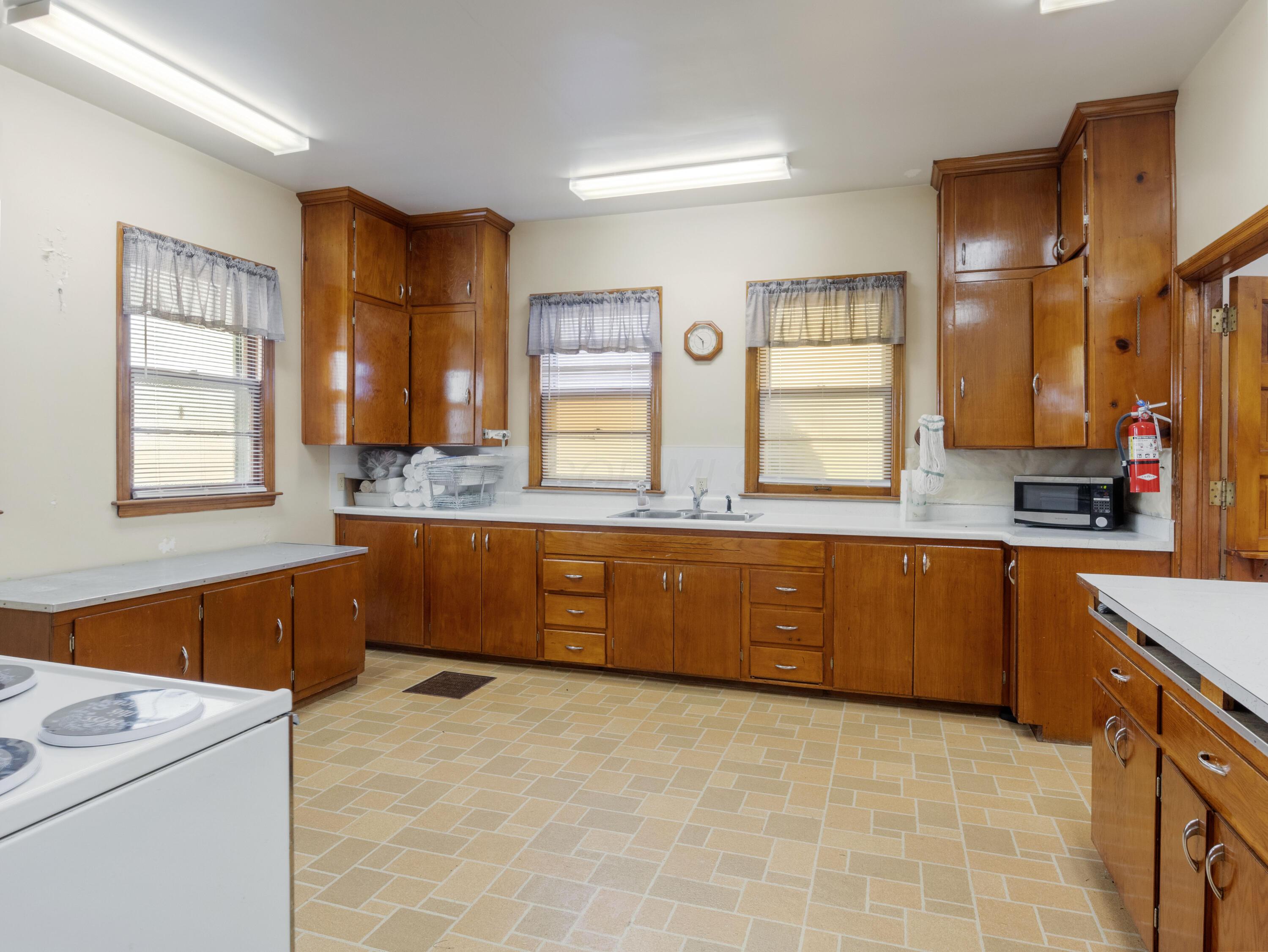 435 W County Line Road, Springfield, Ohio image 28