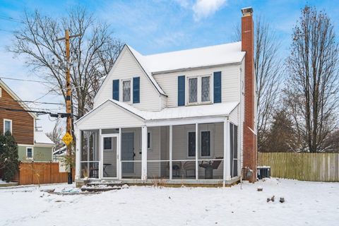 Photo of 51 E Schreyer Place, Columbus, OH 43214 (MLS # 225044985)