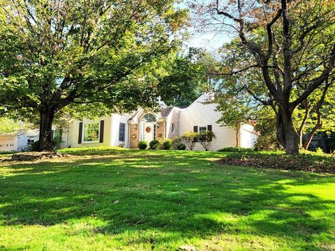 Tiny photo for 301 W Riverglen Drive, Columbus, OH 43085 (MLS # 225039627)