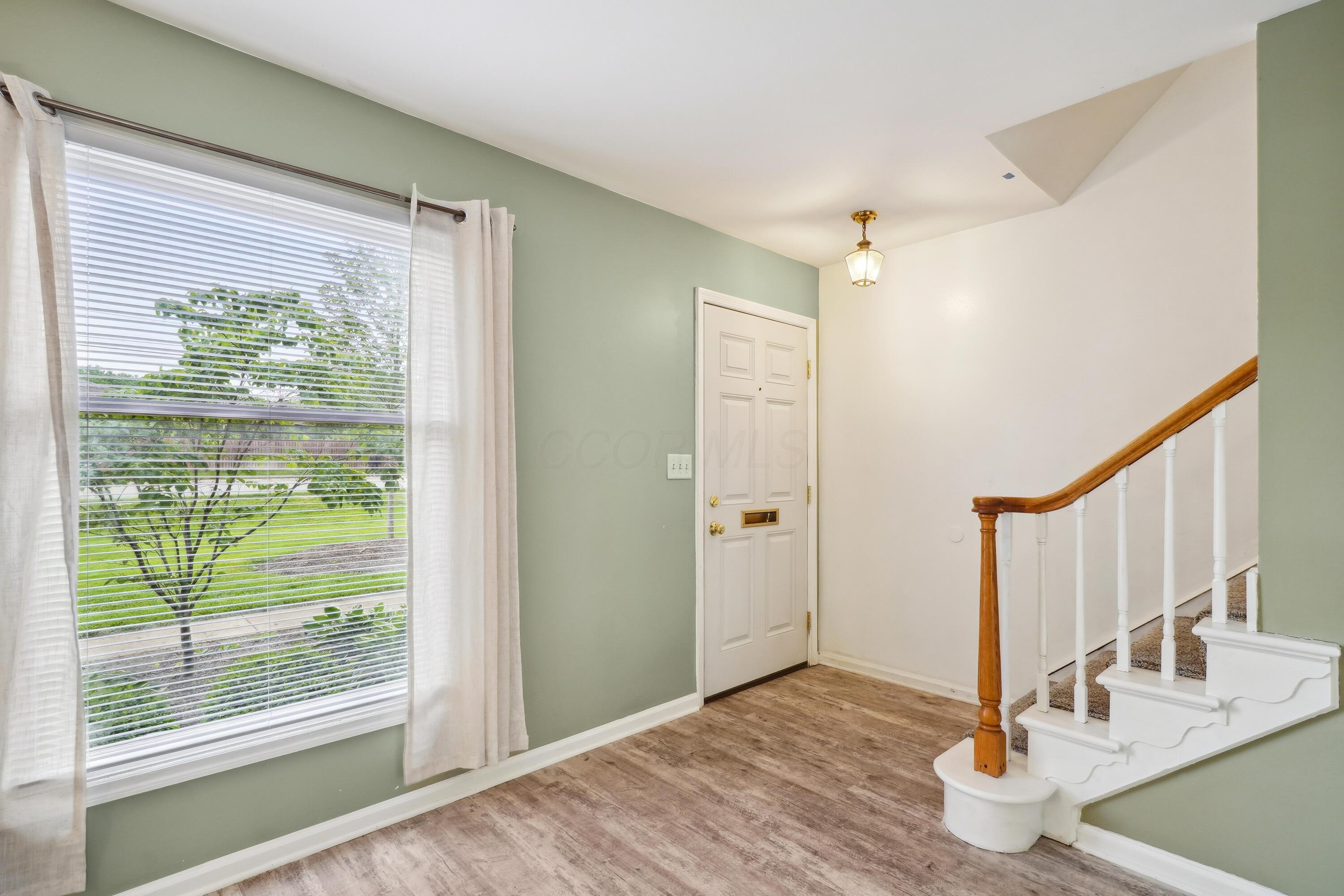 996 Chatham Lane #E, Columbus, Ohio image 2