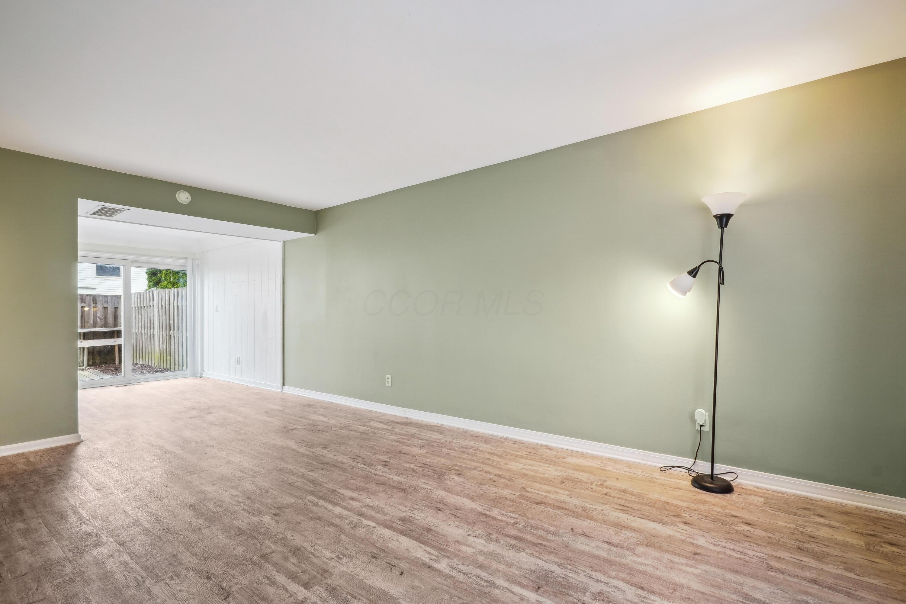 996 Chatham Lane #E, Columbus, Ohio image 4