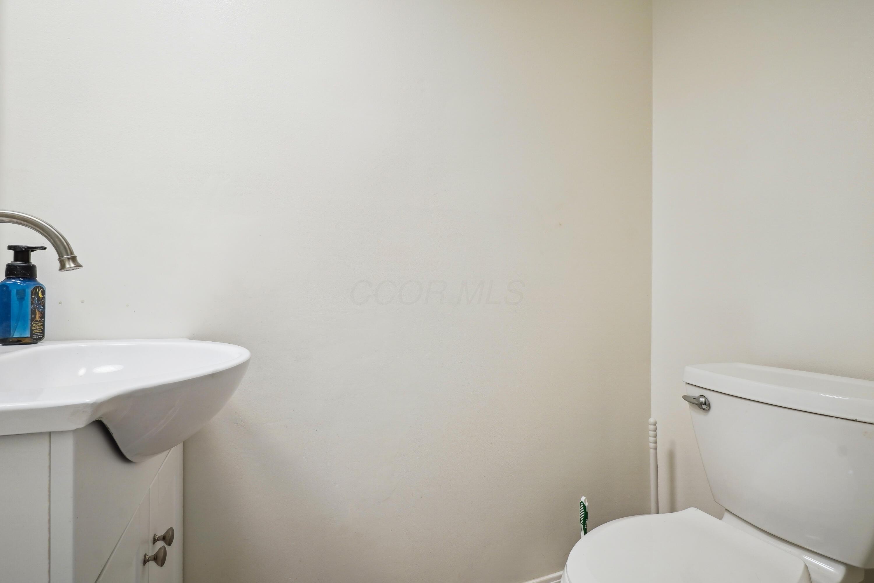 996 Chatham Lane #E, Columbus, Ohio image 7