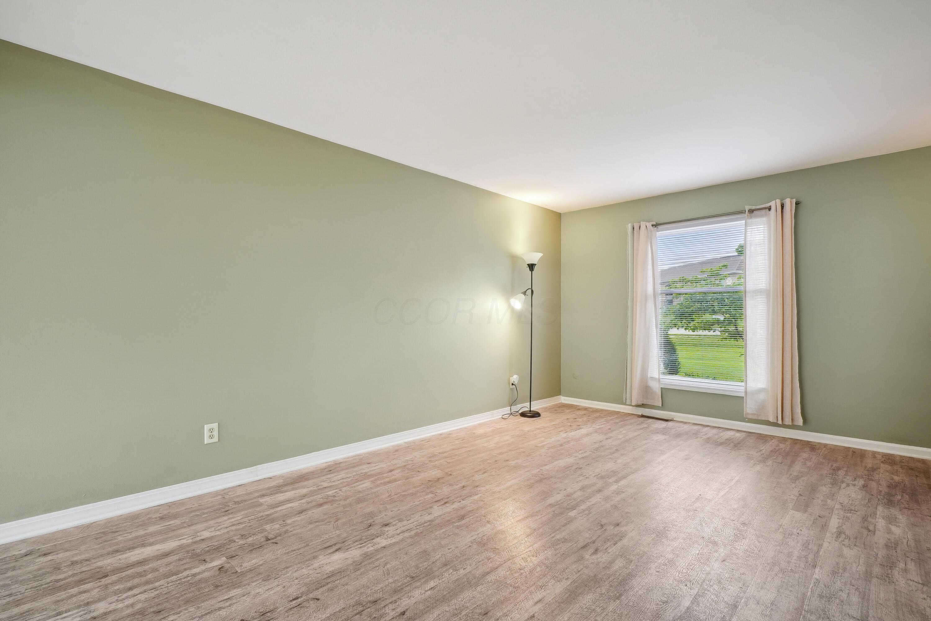 996 Chatham Lane #E, Columbus, Ohio image 6