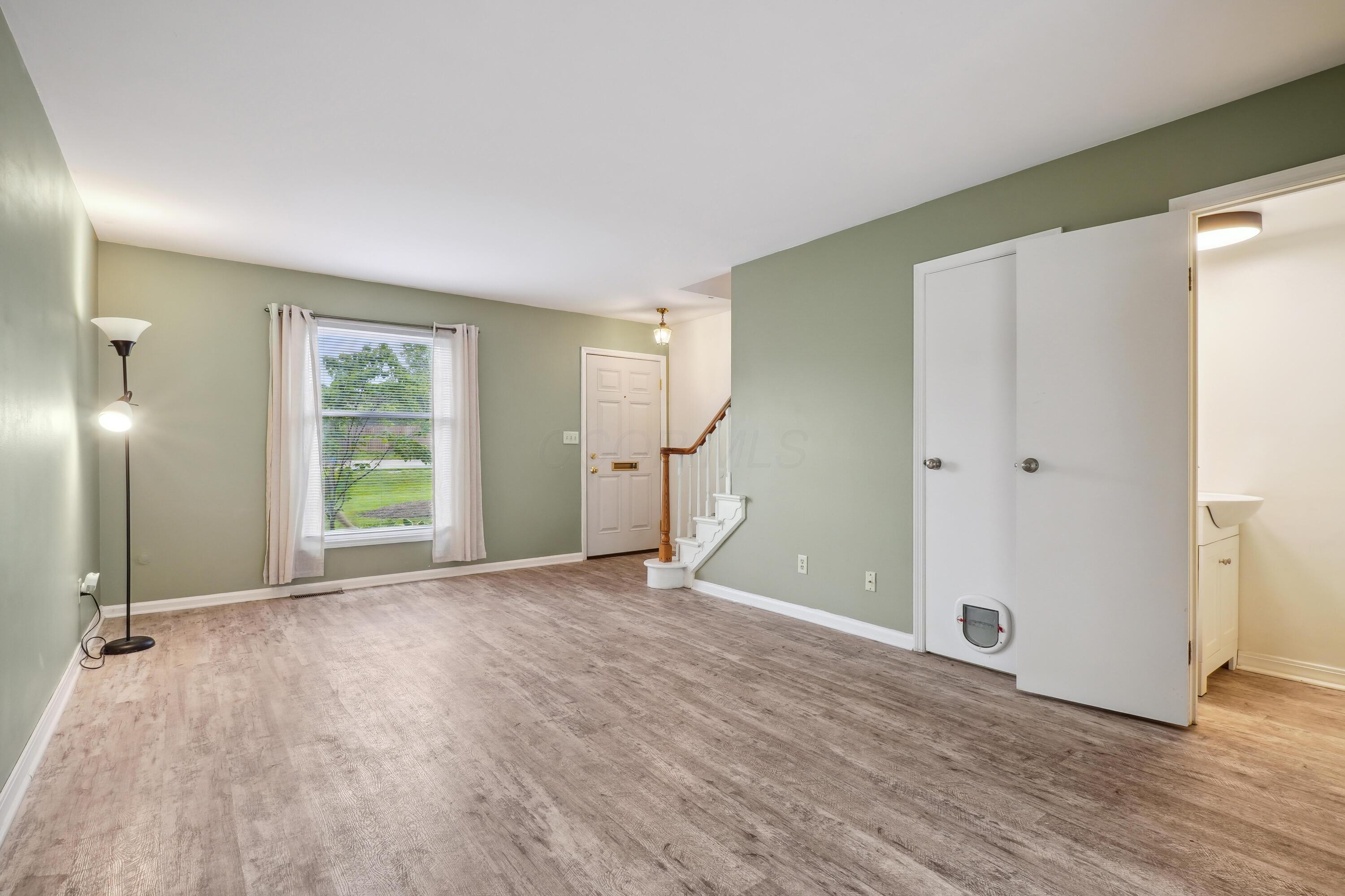 996 Chatham Lane #E, Columbus, Ohio image 5
