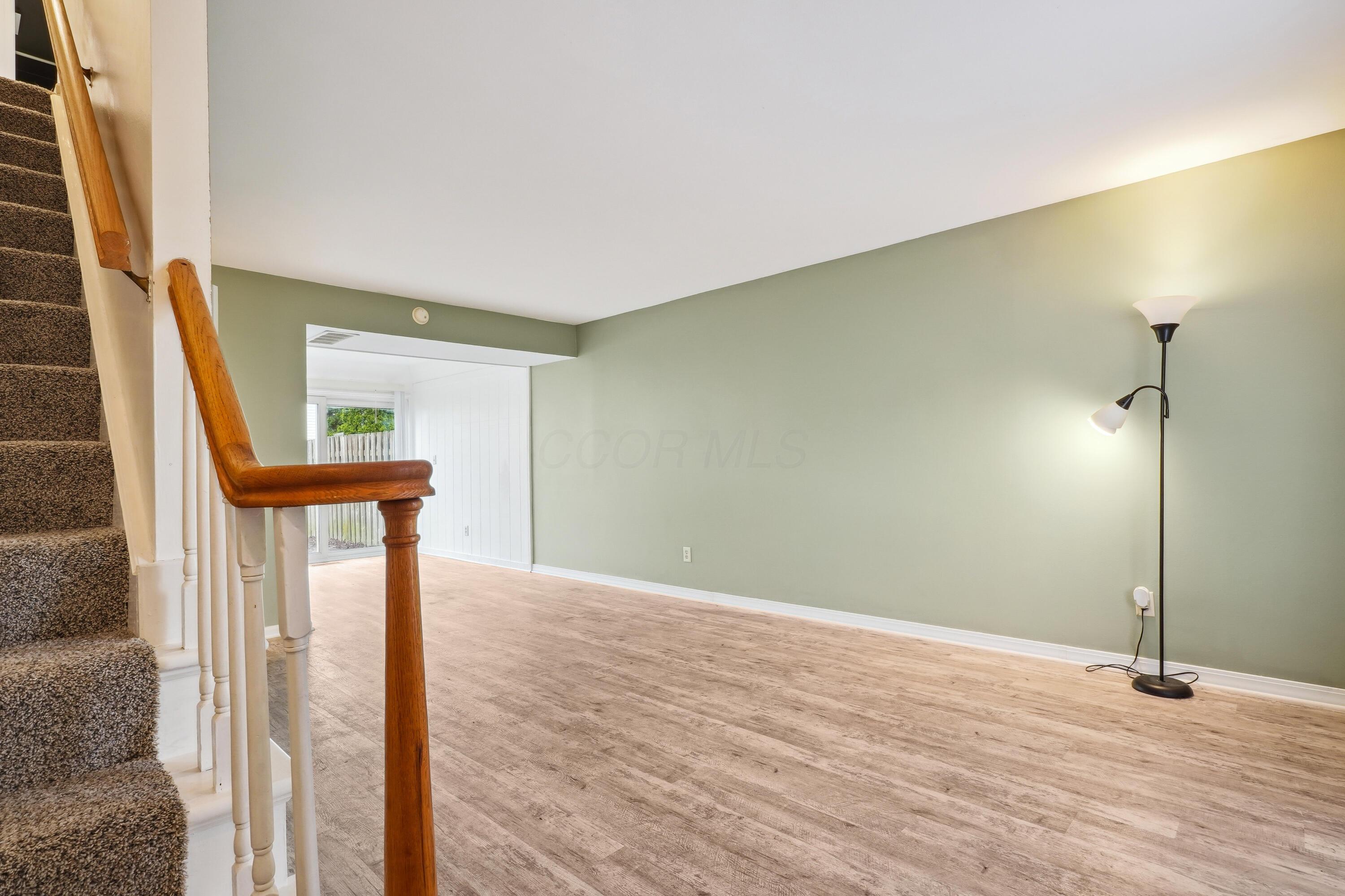 996 Chatham Lane #E, Columbus, Ohio image 3