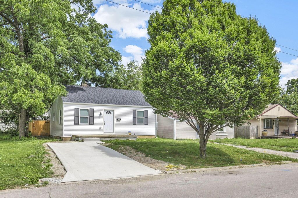 Photo of 2516 Hiawatha Street, Columbus, OH 43211 (MLS # 226022958)