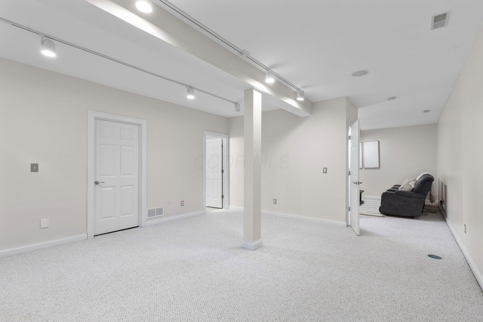10200 Abbottshire Village Place, Powell, Ohio image 30