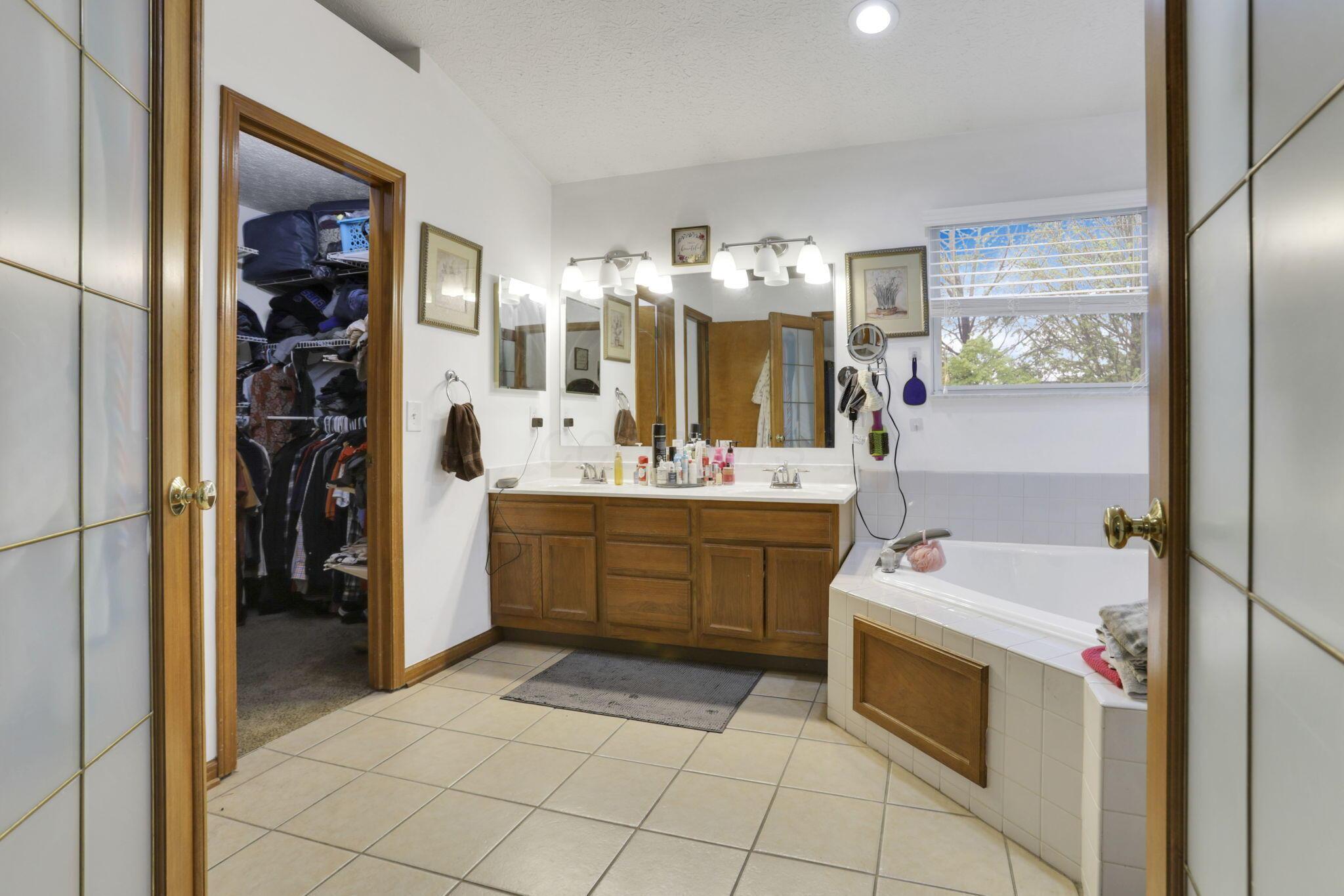 965 Thornapple Grove, Galloway, Ohio image 36