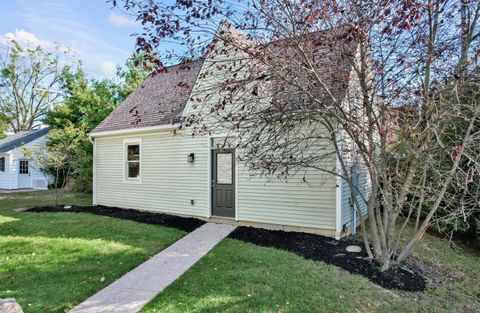 Tiny photo for 5818 Crescent Court, Worthington, OH 43085 (MLS # 225036953)