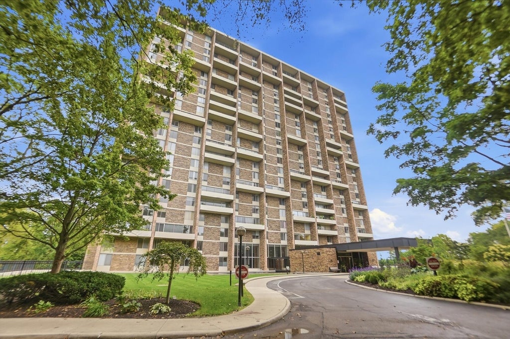 Photo of 1000 Urlin Avenue 12 #12, Columbus, OH 43212 (MLS # 226035984)