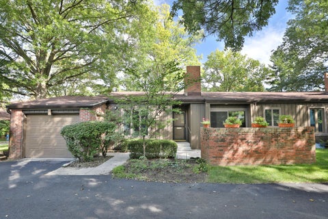 Photo of 160 Glen Circle, Worthington, OH 43085 (MLS # 226037334)