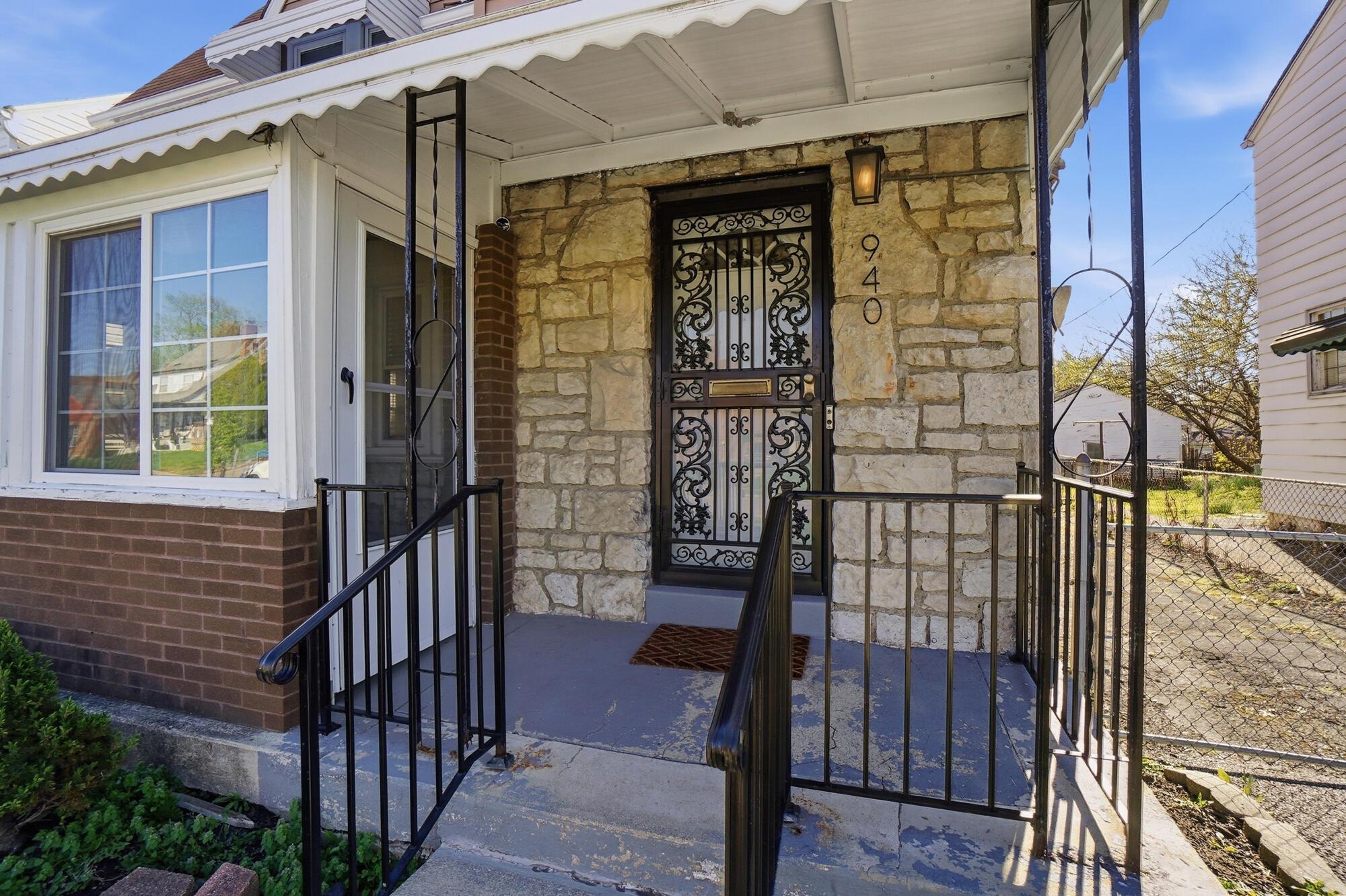 940 Kelton Avenue