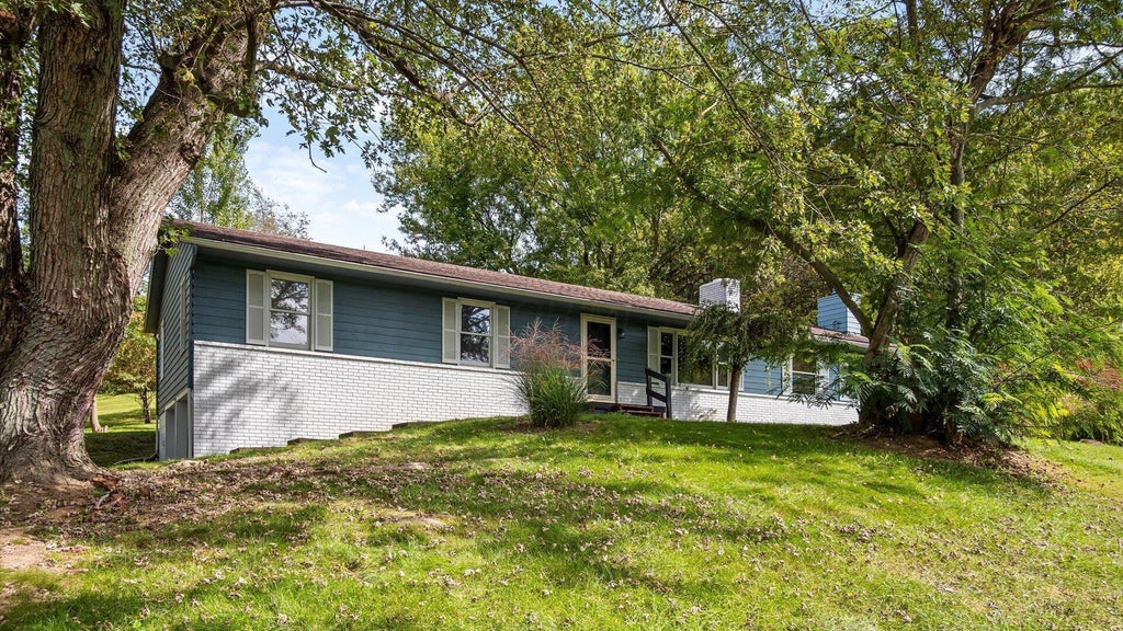 Photo of 1681 S Watson Road SE, Heath, OH 43056 (MLS # 226037355)