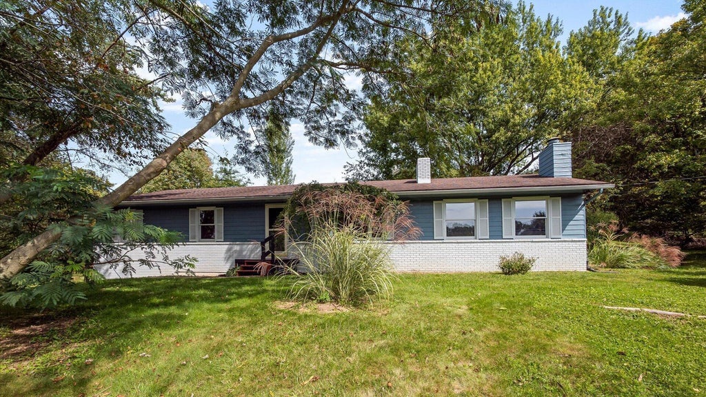 Photo of 1681 S Watson Road SE, Heath, OH 43056 (MLS # 226037355)