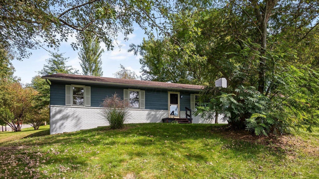 Photo of 1681 S Watson Road SE, Heath, OH 43056 (MLS # 226037355)