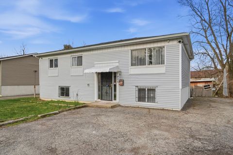 Photo of 1905 Woodcrest Road, Columbus, OH 43232 (MLS # 226007283)