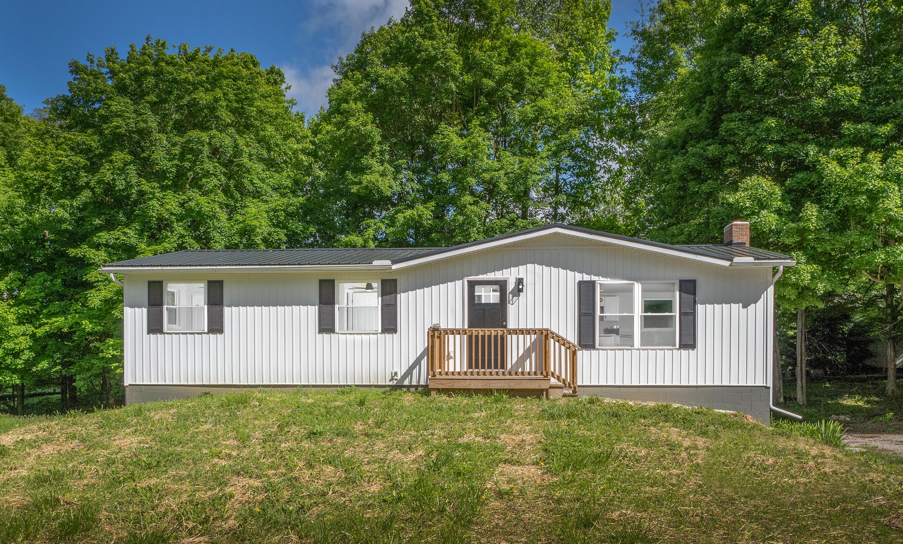 26 Crabtree Court, Howard, Ohio image 1